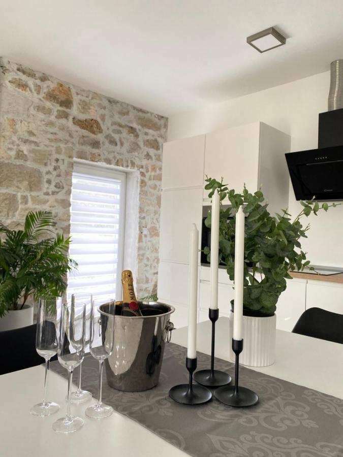 Holiday House Lucia ซูโกชัน ภายนอก รูปภาพ