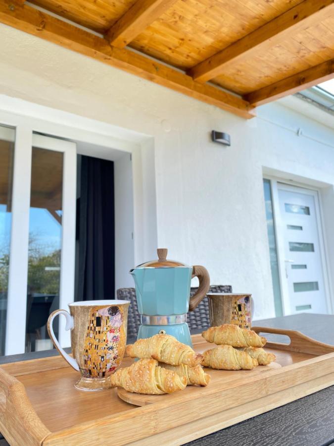 Holiday House Lucia ซูโกชัน ภายนอก รูปภาพ