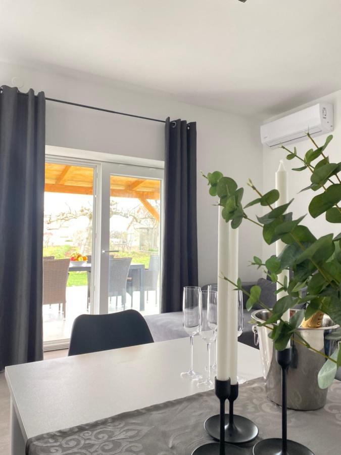 Holiday House Lucia ซูโกชัน ภายนอก รูปภาพ