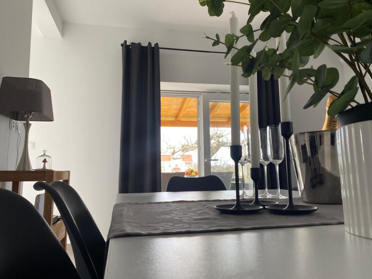 Holiday House Lucia ซูโกชัน ภายนอก รูปภาพ