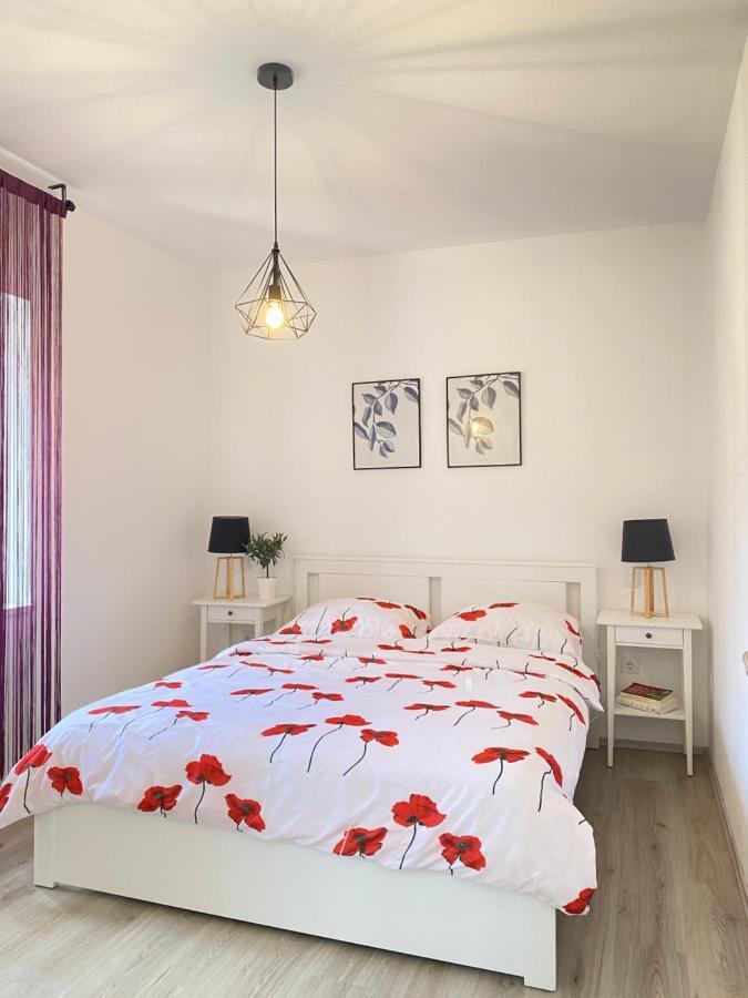 Holiday House Lucia ซูโกชัน ภายนอก รูปภาพ