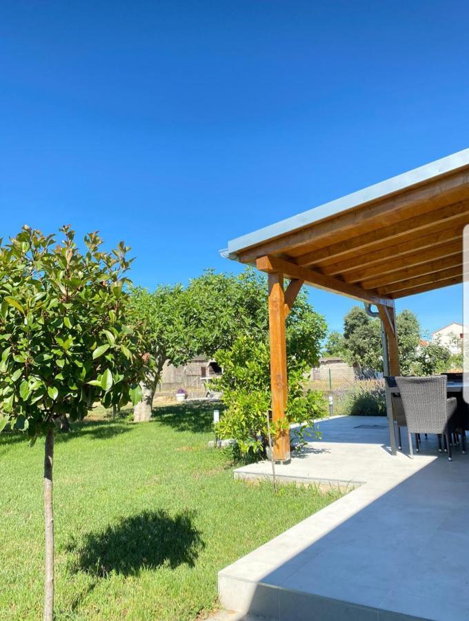 Holiday House Lucia ซูโกชัน ภายนอก รูปภาพ