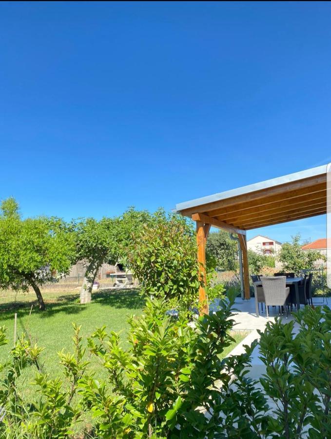 Holiday House Lucia ซูโกชัน ภายนอก รูปภาพ