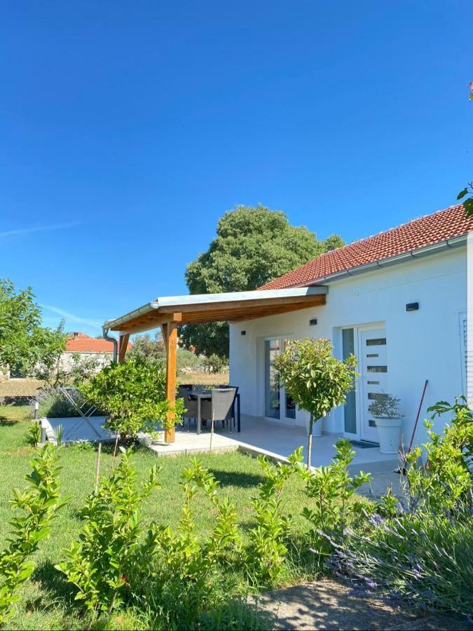 Holiday House Lucia ซูโกชัน ภายนอก รูปภาพ